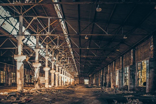 Abandoned industrial creepy warehouse inside old dark grunge factory building — Stock Photo, Image