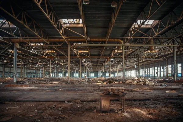 Övergivna och hemsökta industriella läskiga lager inuti, Gammal förstört grunge fabriksbyggnad — Stockfoto