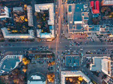 Araba trafik Avrupa City, dron, kentsel ulaşım kavramı hava veya üst görünümden asfalt yol kavşak veya kavşak şehir üzerinde