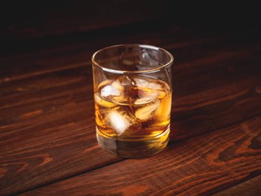Ahşap arka plan camına buzlu viski