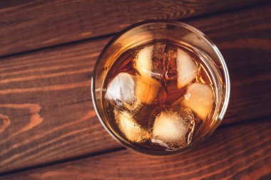 Ahşap arka plan, üstten görünüm camına buzlu viski