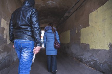 Hırsız ya da tecavüzcü elinde bıçak ile çanta suç hırsızlık saldırmak hazır olan kadın kovalayan