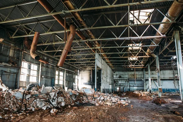 Ruinen einer verlassenen Fabrik oder Lagerhalle, große gruselige und leere industrielle Enge — Stockfoto