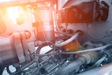 Hidrolik sistem, çelik borular ve modern makine, ışık etkisi ile endüstriyel arka plan kaldırma mekanizmasının kauçuk yedek parçaları