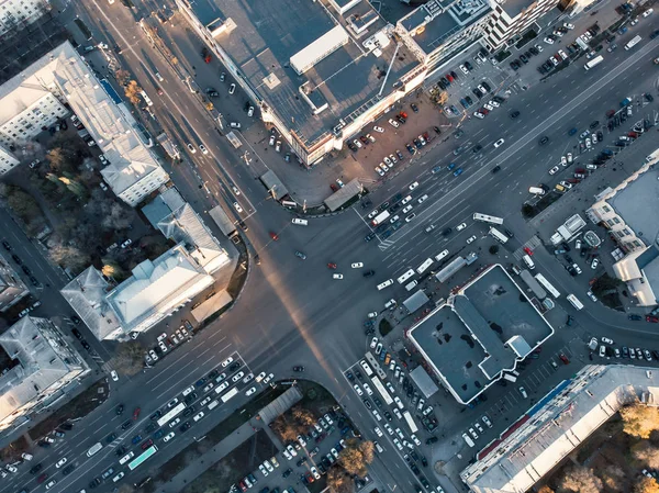 Verkeer op de weg auto op kruispunt of snijpunt centrum op asfaltweg van Europese stad, lucht- of top uitzicht vanaf drone, stedelijk vervoer concept — Stockfoto