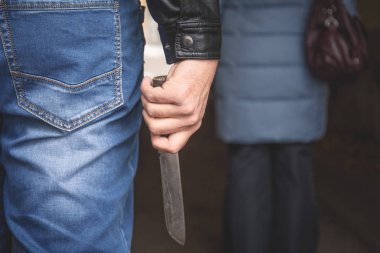 Hırsız ya da tecavüzcü elinde bıçak ile çanta suç hırsızlık kavramı saldırmaya hazır olan kadın kovalayan