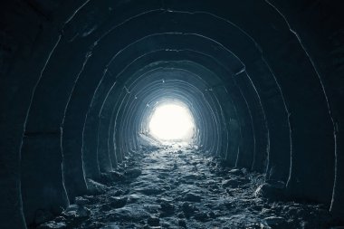 Karanlık yuvarlak tünel sonunda, soyut yol özgürlük ışık ve mutlu bir hayat kavramı içinde umut
