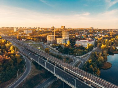 Asfalt yol ve köprü City, gün batımı cityscape arka plan, dron havadan görünümden de araba trafiği ile taşıma birleşme