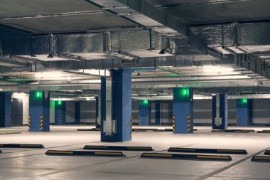 Araba olmadan sütunları boş yeraltı otoparkına garaj