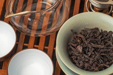 Gaiwan su bardağı ile ahşap çay tabloda Çince çay