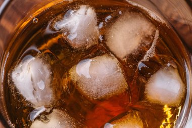 Viski ya da başka bir alkol cam buz küpleri yakın çekim 