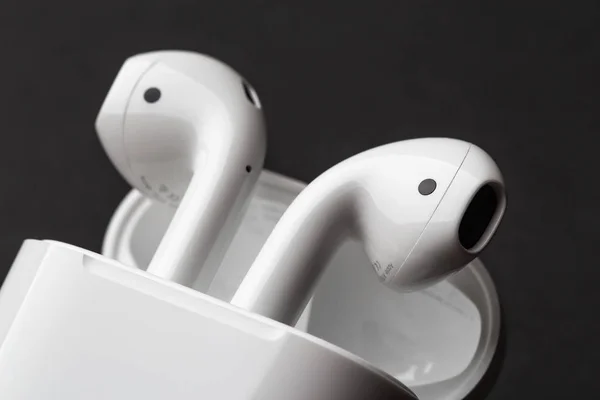 Moskova, Rusya - yaklaşık Aralık 2018: Apple Airpods - kablosuz bluetooth kulaklık ya da kulaklık ve depolama için beyaz kutu ve şarj, Iphone, Ipad veya Mac ile kullanın