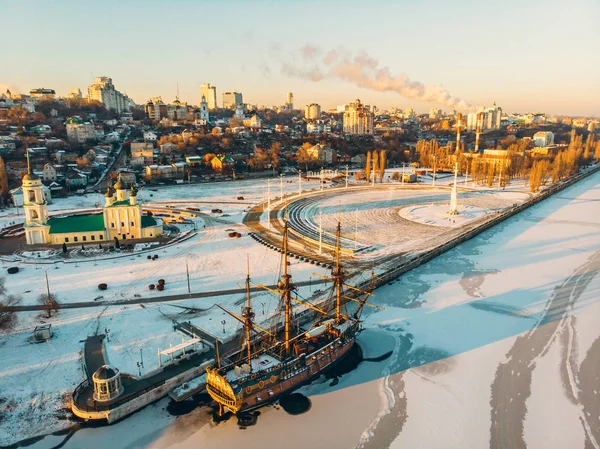 Vista aérea del buque lineal Goto Predestinación en la Plaza del Almirantazgo en el terraplén del río Voronezh —  Fotos de Stock