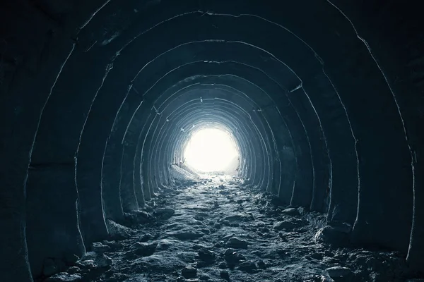 Σκοτάδι γύρω από τούνελ με το φως στο τέλος, αφηρημένη δρόμο προς την ελευθερία και την ελπίδα για ευτυχισμένη ζωή έννοια — Φωτογραφία Αρχείου