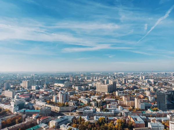 Hava şehir Voronej şehir panorama dron güneşli bir gün, yeni ve eski binalar, manzarası görünüm üzerinden