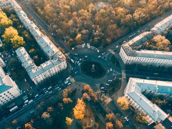 Vue aérienne ou de dessus de carrefour de transport rond dans la ville européenne, routes asphaltées avec carrefour et carrefour circulaire, voitures de circulation d'en haut — Photo