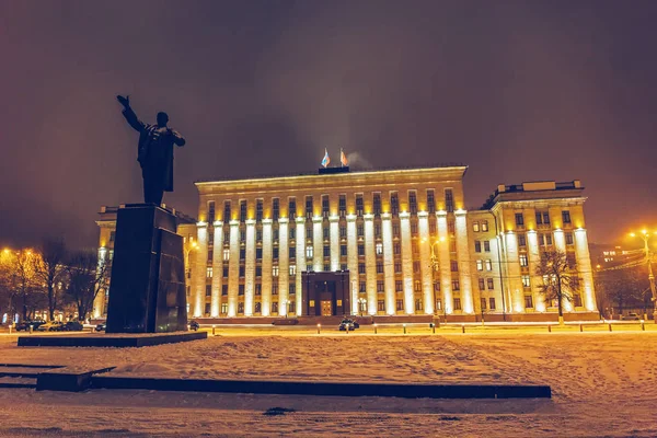Voronezh, Ryssland - Circa December 2018: Lenin Square, Voronezh downtown. Natt stadsbild. Byggnaden av regeringen av Voronezh regionen och Leninmonumentet — Stockfoto