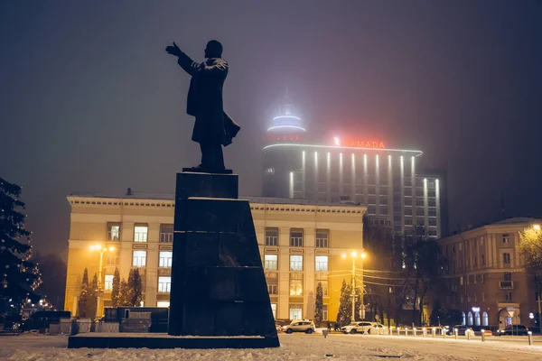 VORONEZH, RUSSIA - Circa Dicembre 2018: Lenin Square, Voronezh downtown. Paesaggio urbano notturno nella notte nebbiosa. Monumento Lenin sullo sfondo di Ramada Plaza — Foto Stock