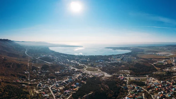 Геленджикская воздушная панорама морского побережья с бухтой у подножия гор — стоковое фото