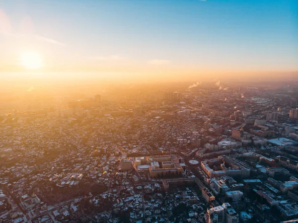 Luchtfoto panorama van het centrum van de stad van de Voronezh avond bij zonsondergang schemering, drone schot — Stockfoto