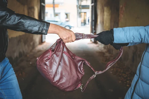 Perampok mengambil tas dari tangan wanita, tutup. Pencopet kriminal dan kejahatan di jalan kota — Stok Foto