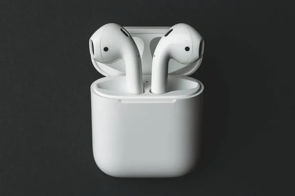 Moskova, Rusya - yaklaşık Aralık 2018: Apple Airpods - kablosuz bluetooth kulaklık ya da kulaklık ve depolama için beyaz kutu ve şarj, Iphone, Ipad veya Mac ile kullanın