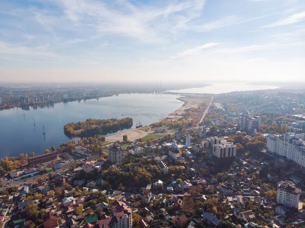 Aerial downtown Voronezh city panorama från drone i solig dag, nya och gamla byggnader, stadssilhuetten — Stockfoto