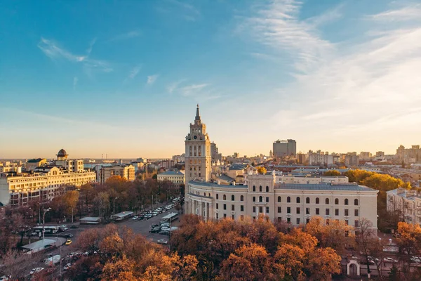 Luchtfoto van gebouw van Zuidoost-Centraal in Voronezj - symbool van de stad, mooie Europese stad bij zonsondergang — Stockfoto