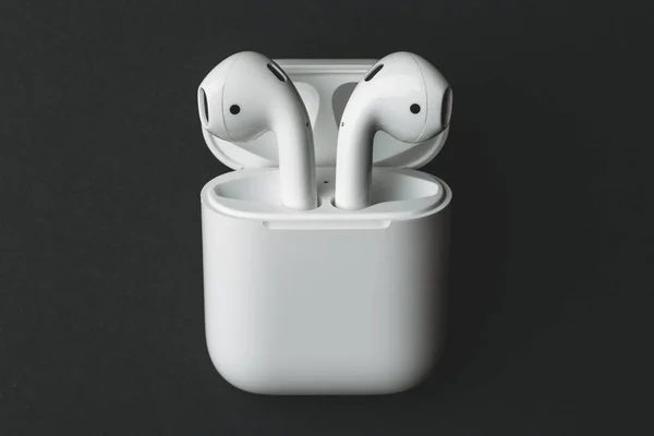 Moskow, Rusia - Circa Desember 2018: Apple AirPods - earphone bluetooth nirkabel atau headphone dan kotak putih untuk penyimpanan dan pengisian, gunakan dengan Iphone, Ipad atau Mac Stok Foto Bebas Royalti