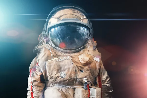 Astronaut eller spaceman eller kosmonaut på mörkt utrymme bakgrund med blå och röda ljus som sci-fi eller fantastisk utforska bakgrund — Stockfoto