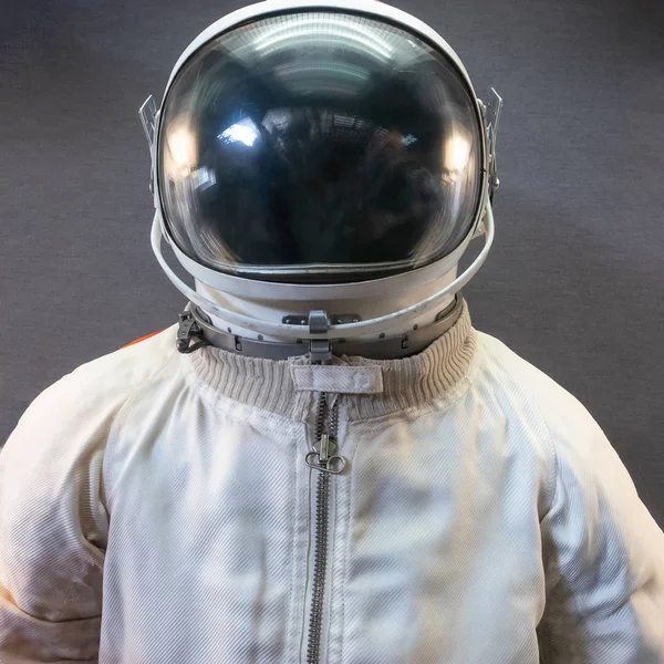 Белый астронавт или костюм космонавта и шлем на сером фоне — стоковое фото
