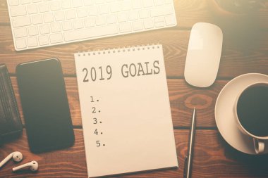 2019 gol - ahşap masa üstünde not etmek metin güneş ışığı altında yer üstten görünüm kahve, akıllı telefon, klavye ve iş başarı kontrol listesi ile çalışma