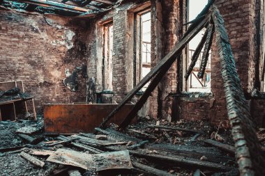 Tuğla ev iç yanmış mobilya ile yandı, oda içinde Yangından sonra bina mahvetti