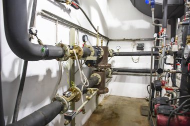 Ev Isıtma sistemi birçok çelik borular, manometreler ve metal borular ve otomatik kontrol donanımları