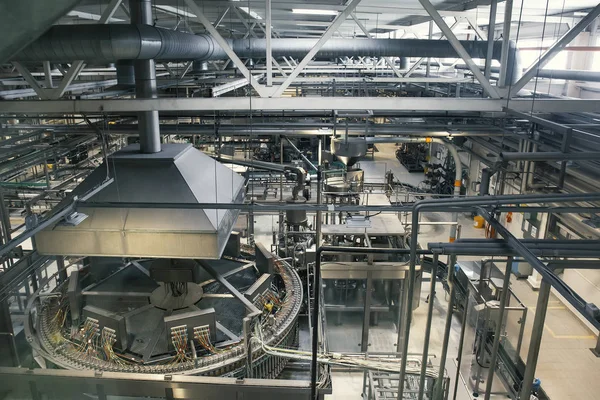 Fábrica de cerveza con muchas máquinas industriales, fabricación de producción de cerveza —  Fotos de Stock