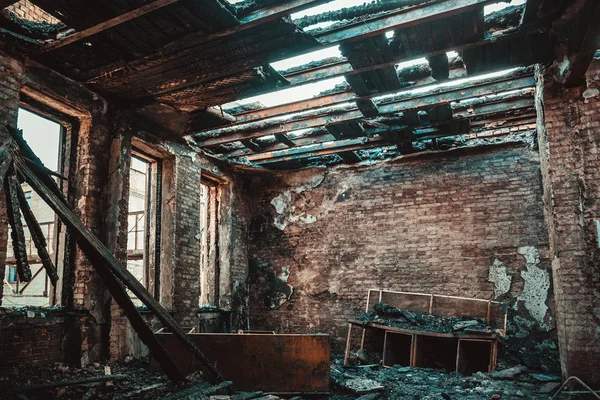 Verbrand bakstenen huis interieur met verbrande meubilair, geruïneerd gebouw kamer na brand binnen — Stockfoto