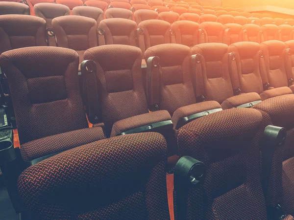 Filas de asientos o sillas rojas en el auditorio de cine con efecto luminoso — Foto de Stock
