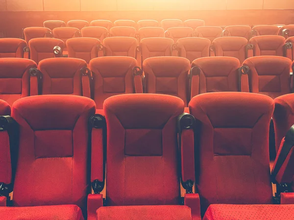 Filas de asientos o sillas rojas en el auditorio de cine con efecto luminoso — Foto de Stock