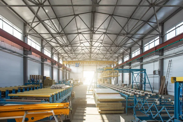 Worksop dengan peralatan mesin dan peralatan, baris konveyor untuk produksi pipa logam dan panel sandwich di interior pabrik — Stok Foto