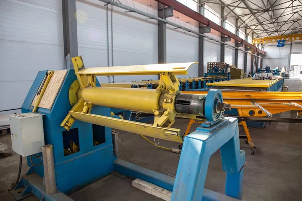 Worksop con herramientas y equipos de maquinaria, línea transportadora para la producción de tubos metálicos y paneles sándwich en el interior de la fábrica — Foto de Stock