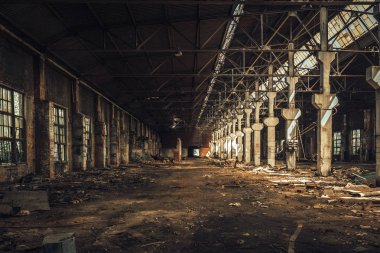 Eski boş terk edilmiş ve fabrika binası veya ambar iç içeride mahvetti