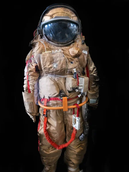 Astronaut eller spaceman eller kosmonaut på mörk bakgrund som sci-fi eller fantastisk utforska bakgrund för design — Stockfoto