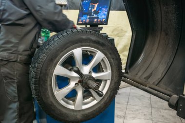 Yangın önleyici donatım makine otomatik tamir servis aracında Dengeleme bilgisayar tekerlek makinist işçisi yapar