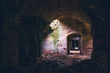 Eski tapınak içinde karanlık tüneller ve kırık duvarlar ve kapılar Odalar harap