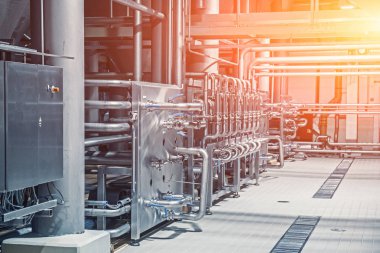 Çelik borular ve depolama rezervuarlar tonda soyut endüstriyel arka plan olarak modern bira fabrikası'nın bira fermantasyon için