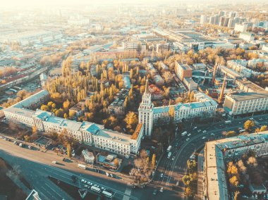 Midtown Voronej City gün batımında, Rusya Federasyonu Hava panoramik manzaralı. Ünlü binalar ve yollar ve araba trafik ile kentsel mimari