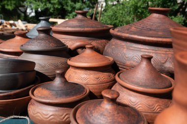 El yapımı çok kahverengi kil tencere, tabak, bardak. Seramik kil, farklı mutfak gereçleri