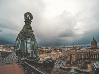 Saint Petersburg, Rusya Federasyonu - Haziran 2017 yaklaşık: Bronz kubbe inşa şirket Zinger Nevsky Caddesi ve Kazan Katedrali veya Cathedral of Our Lady, Kazan, Saint Petersburg, Rusya Federasyonu.
