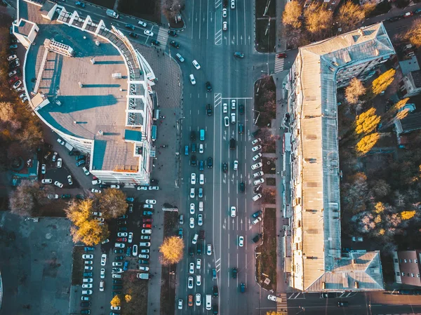 Tráfico por carretera en la intersección de la calle centro de la ciudad europea, vista aérea o superior — Foto de Stock