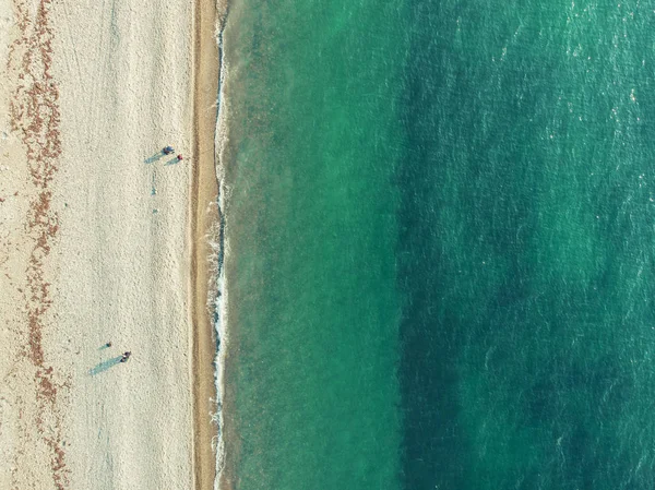 Meerblick von oben aus der Drohne. Azurblaues Ozeanwasser und gelber Sandstrand als tropischer Urlaubshintergrund mit Kopierraum — Stockfoto